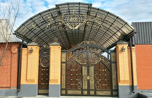 Купить или заказать ворота для дома с навесом - стильные и надежные решения для вашего участка в Краснокамске от 42094 руб | ВоротМастер-Кнм