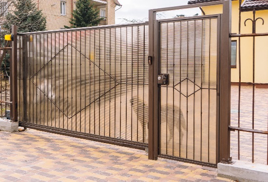 Купить ворота из профлиста с элементами ковки, с металлическими столбами в рамке или под дерево в Краснокамске от 155325 руб